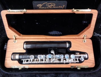 Photo NEW Verne Q Powell Signature Series Grenadilla Piccolos