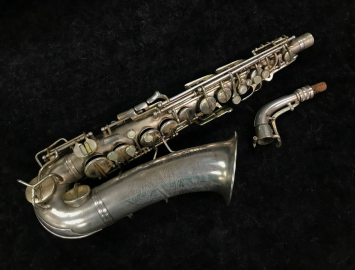 Photo Vintage C.G. Conn Transitional 'Chu Berry' Alto Sax in Silver Plate - Serial #249124 - Art-Deco Engraving