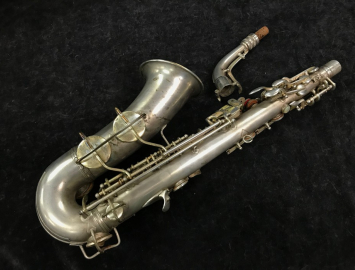 Photo Vintage C.G. Conn Transitional 'Chu Berry' Alto Sax in Silver Plate - Serial #249124 - Art-Deco Engraving