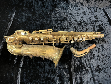 Photo Vintage Alto Saxophone – Unmarked Italian Stencil Alto Saxophone, Serial #24849