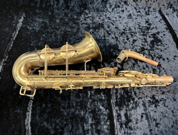 Photo Vintage Alto Saxophone – Unmarked Italian Stencil Alto Saxophone, Serial #24849