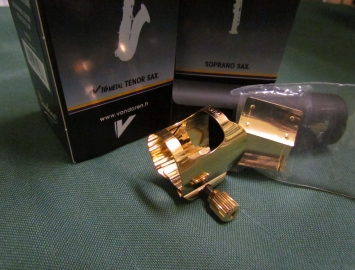 Photo Vandoren Optimum Ligature for Bb Soprano Sax in Gold Plate