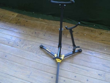 Photo Hercules EZ Safe Baritone Saxophone Stand